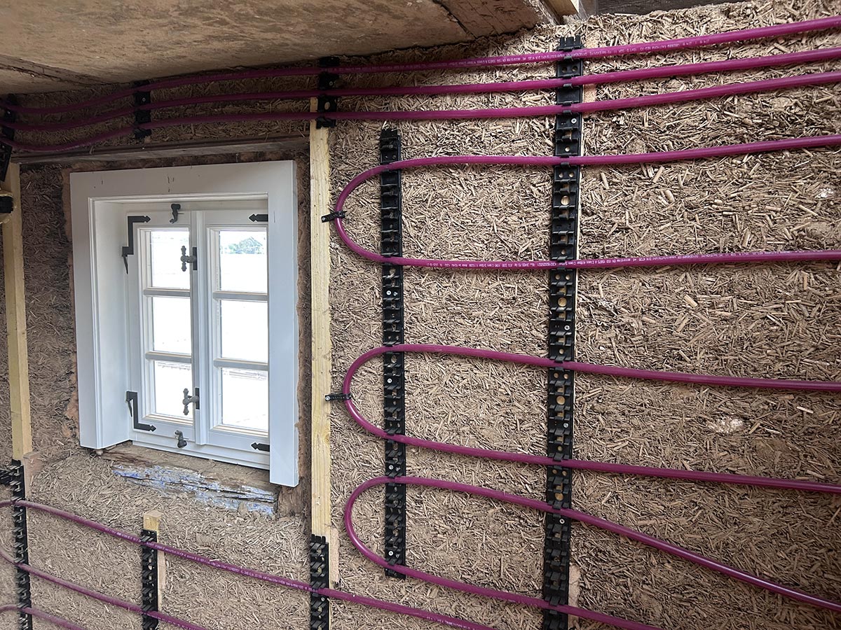 dick gedämmte Wand mit den Wendeln einer Wandheizung